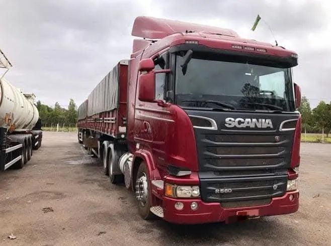 Scania R560 V8, 6x4 + Rodotrem Guerra com Dolly