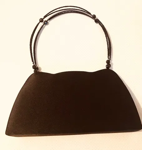 Bolsinha de festa - clutch - de mão - em cetim preto com leve brilho