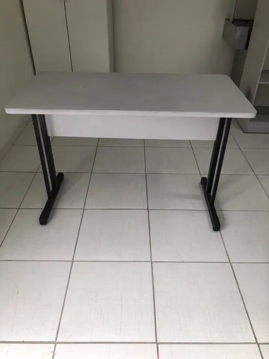 mesas e armários de todos os tamanhos e cores e modelos 