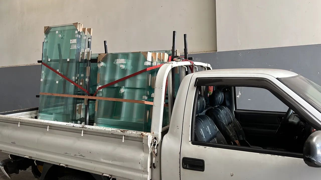Frete Específico com Suporte para Transporte de Vidros e Espelhos