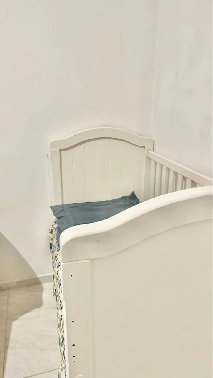 Berço branco de madeira
