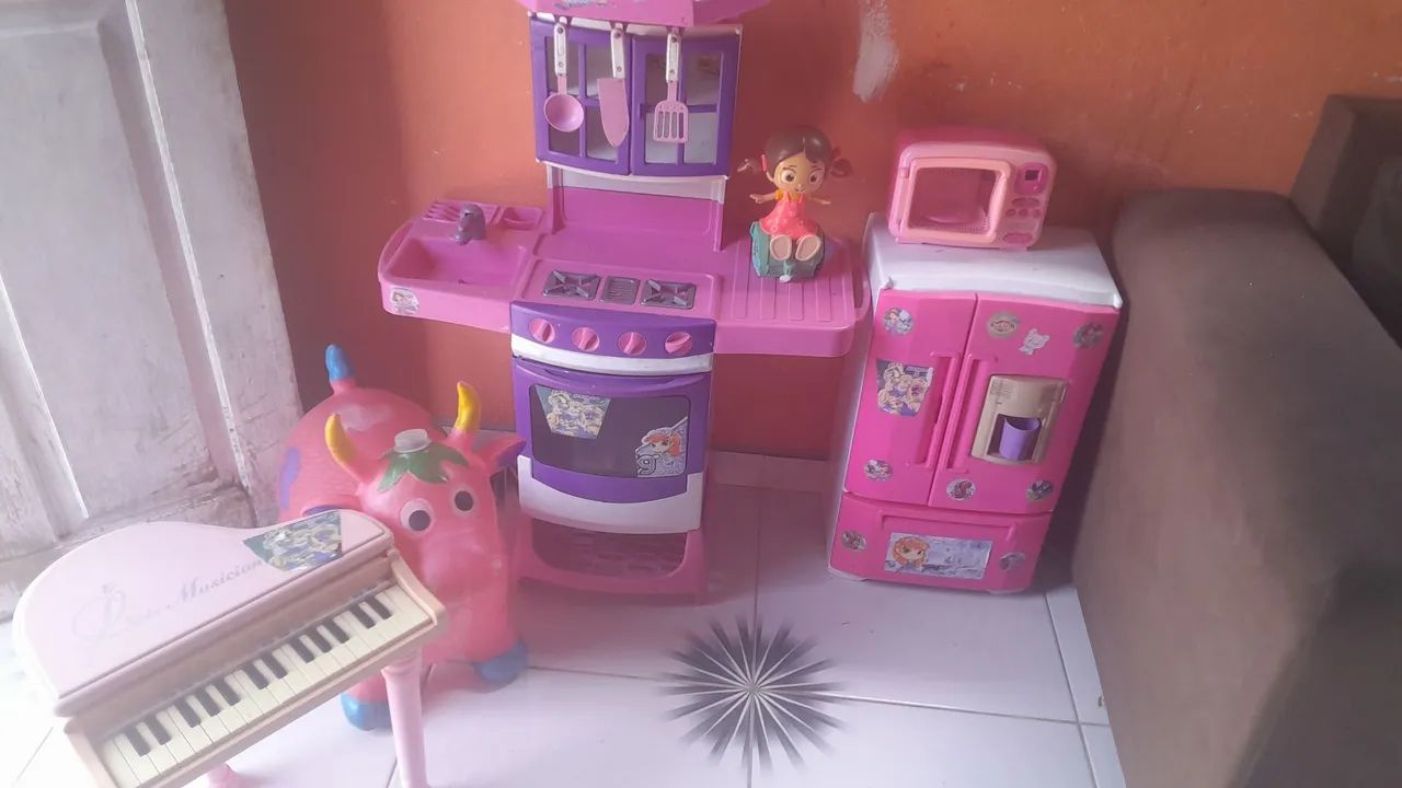 Brinquedos de cozinha e outros para meninas