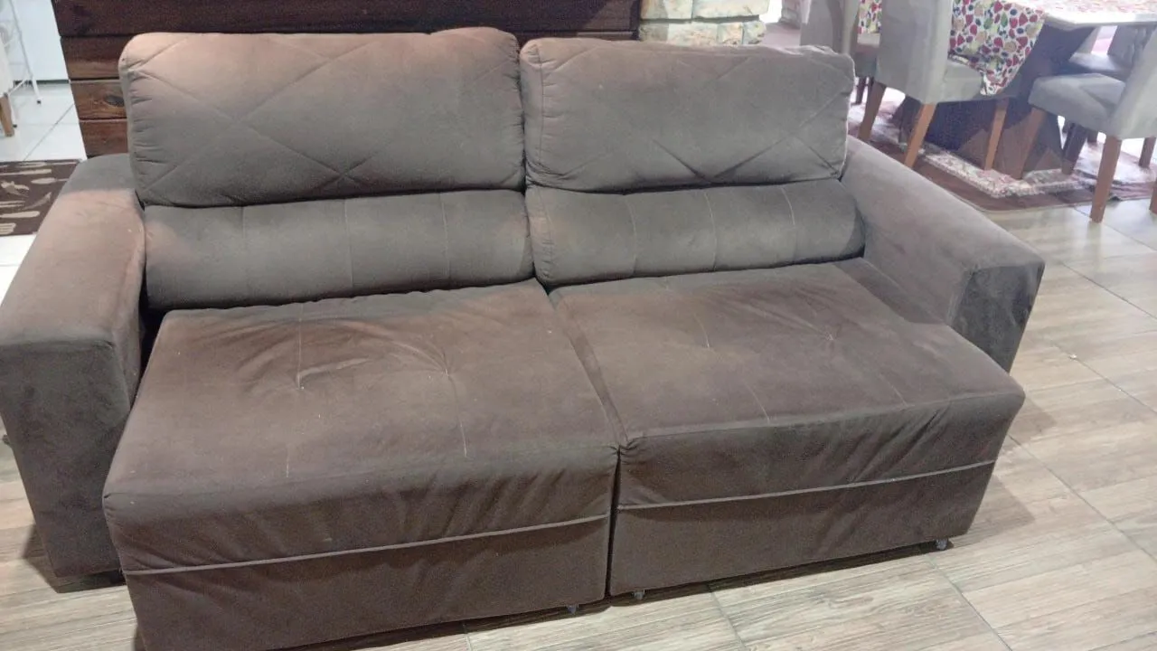 Sofá 3 lugares em Suede Marrom