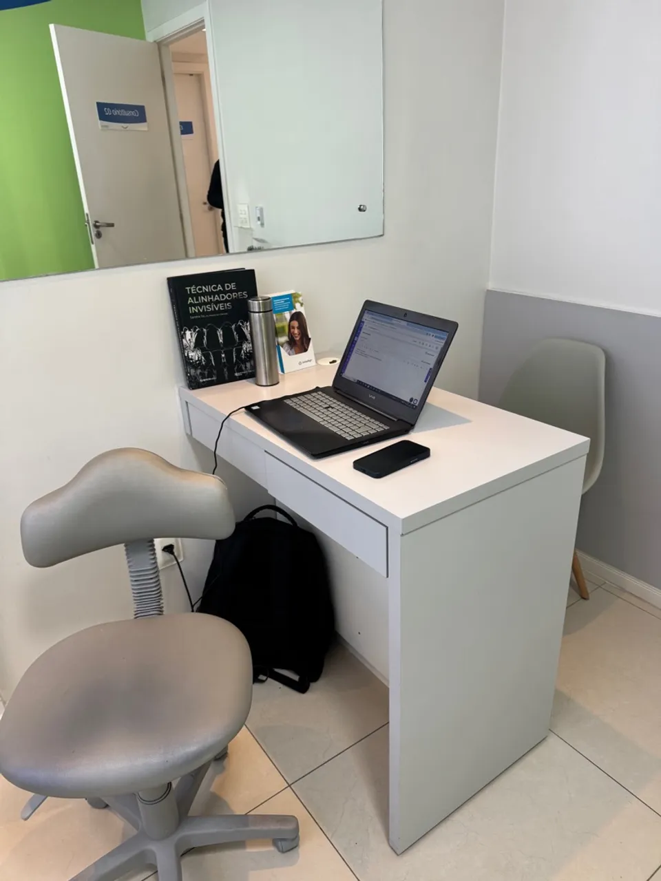Escrivaninha cinza com design moderno