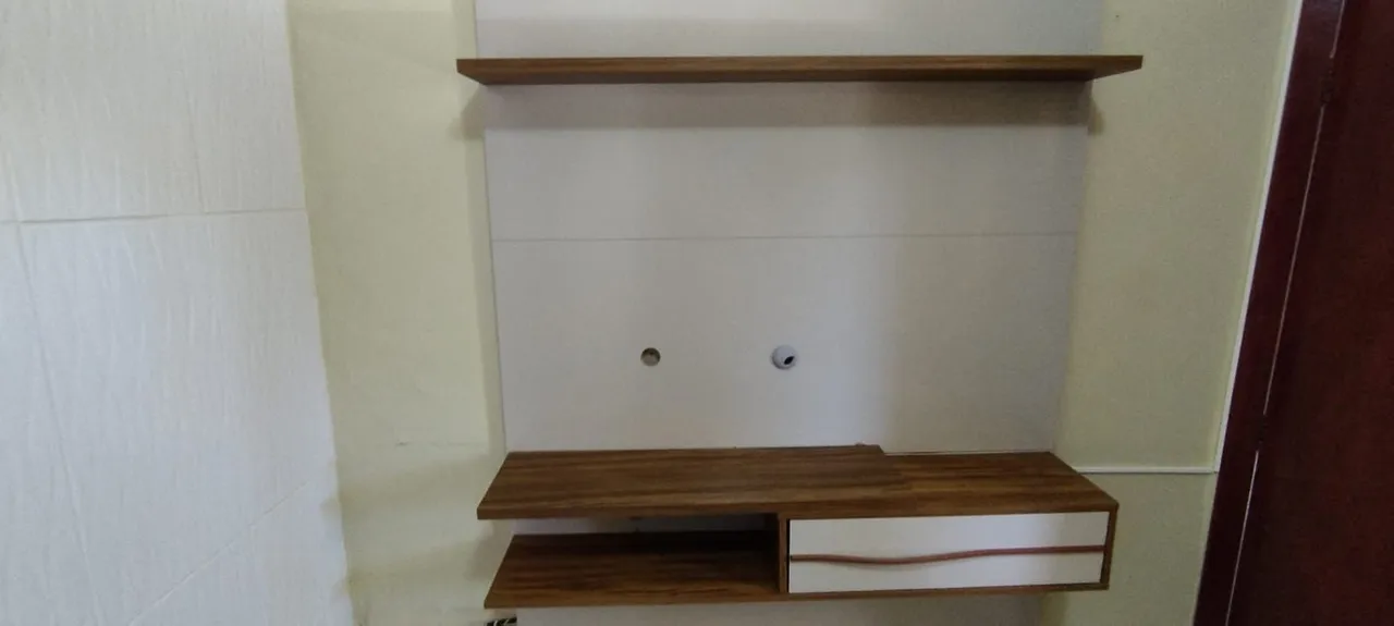 Rack para TV com prateleira e gaveta