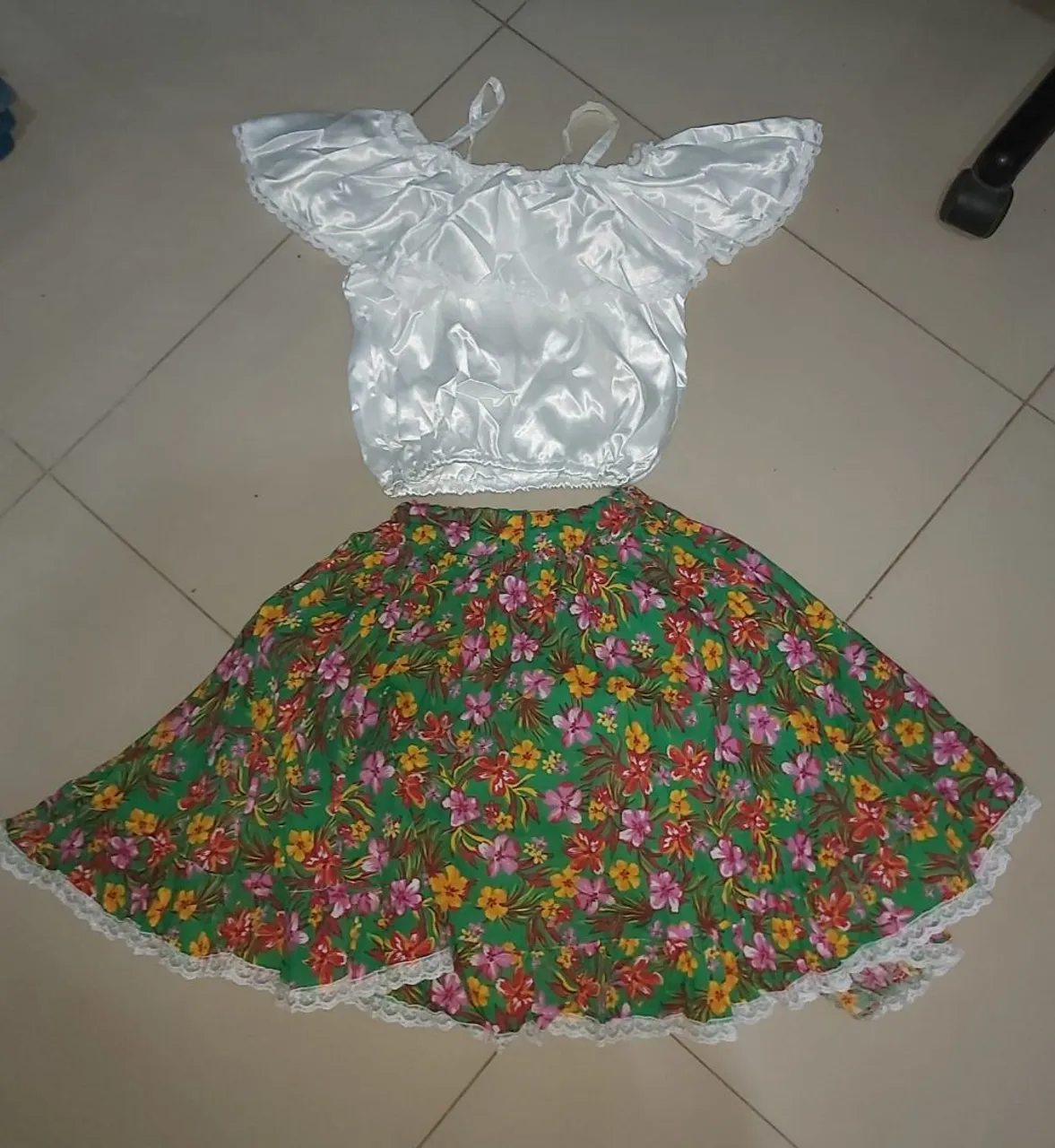 Conjunto Saia Floral e Blusa Branca