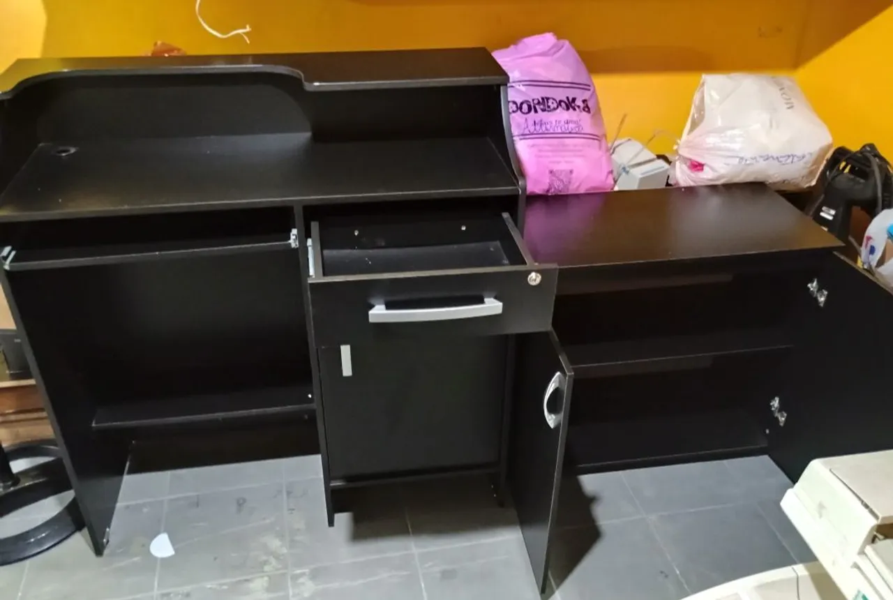 Escrivaninha preta com gavetas e armários
