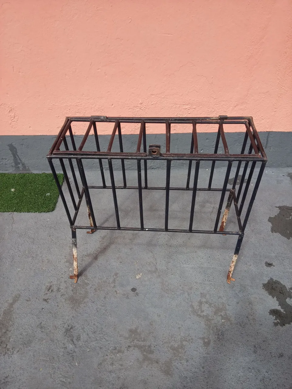 Grade de proteçao de contador de agua.