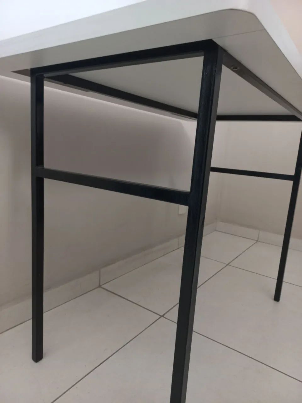 Mesa gamer branca com estrutura em ferro preta65570224336643124