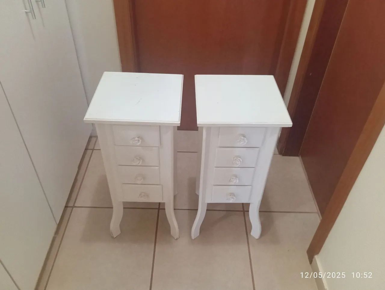 Criado-mudo branco com 4 gavetas