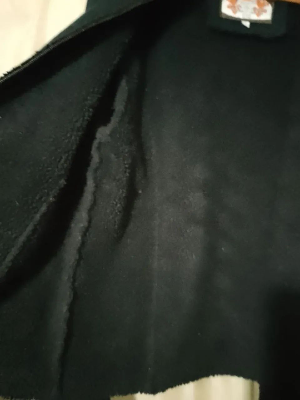 Casaco de couro cru e lã preto. - Foto 3