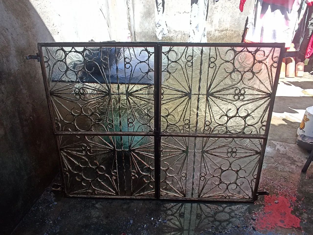 Janela de ferro com design ornamental - Foto 3