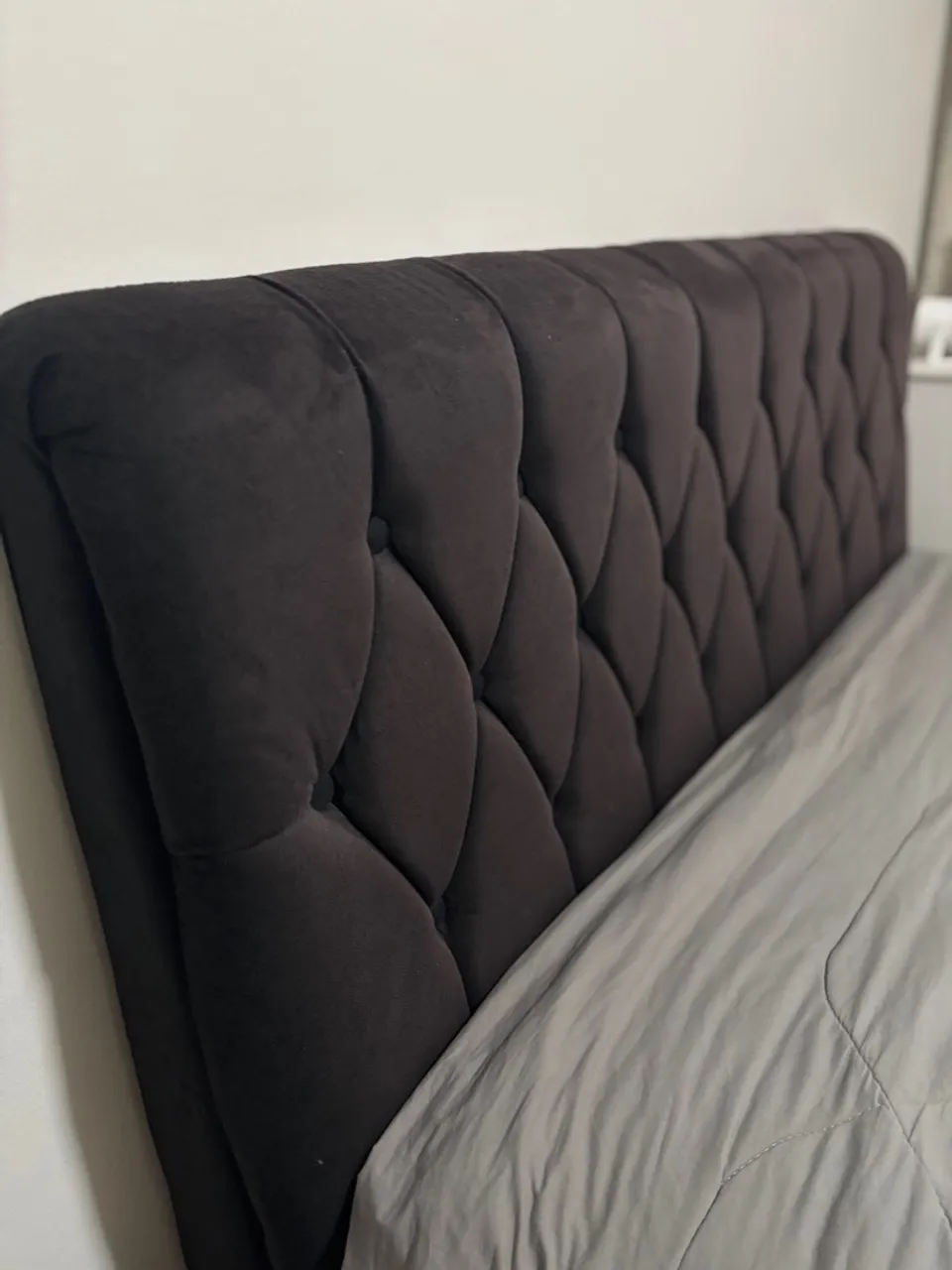 Cabeceira de Cama Estofada Elegante - Preto