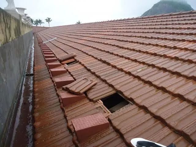 Manutenção em telhados e calhas