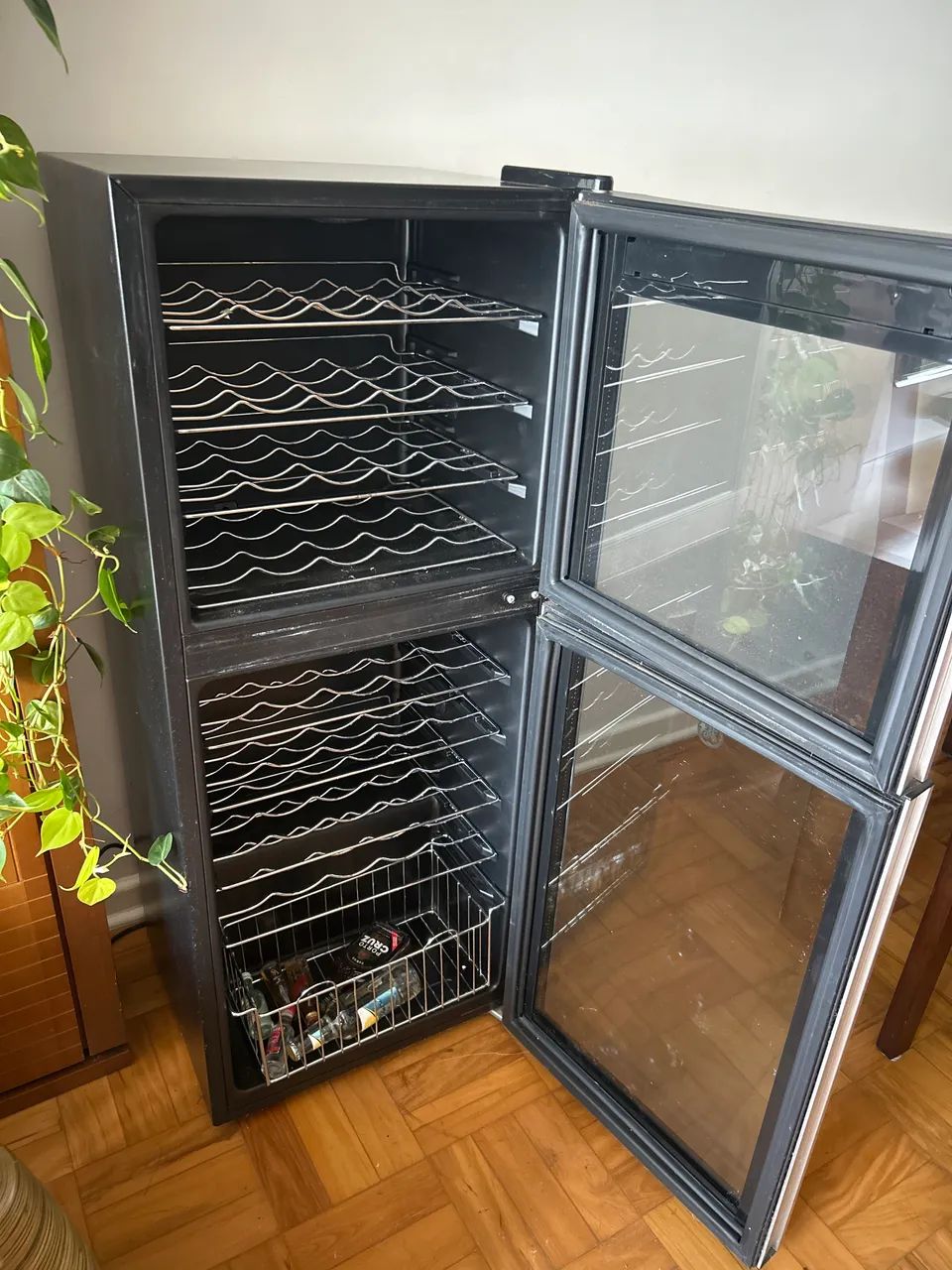 Adega geladeira de vinhos com duas portas GE - Foto 2