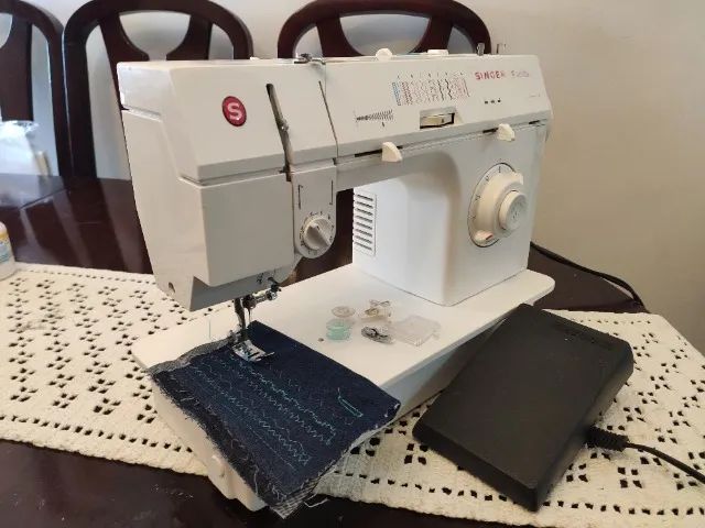 Maquina de Costura Singer Facilita 2868C, em ótimo estado, bem regulada, semi nova é pegar - Foto 4