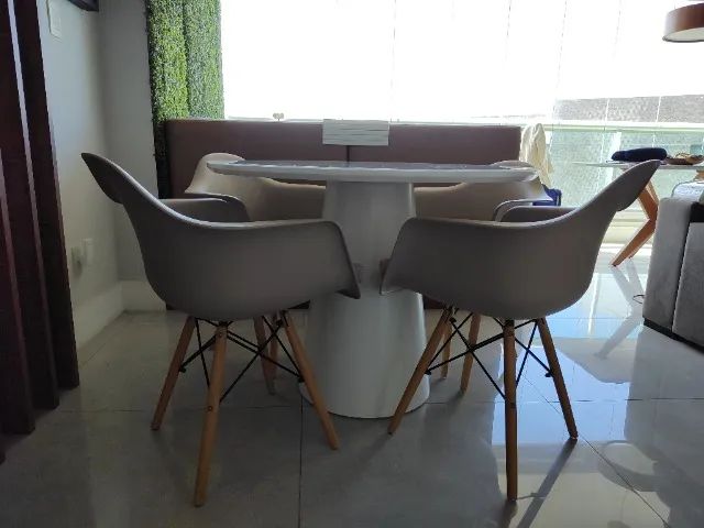Conjunto de 01 Mesa Cone Laqueada + Vidro na Tampa  (Comprado Lar Shopping) e 04 cadeiras  - Foto 5