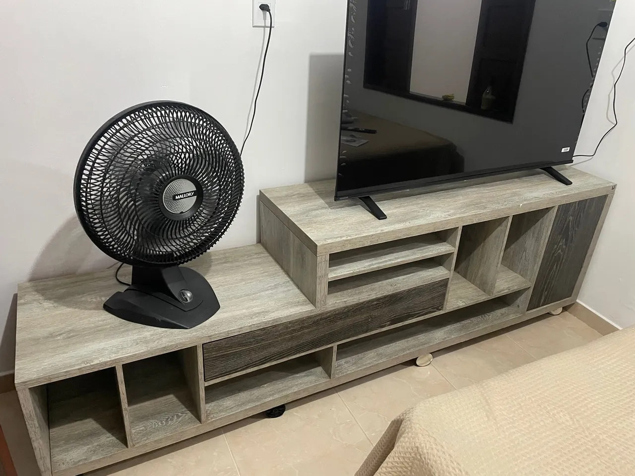 Rack para TV Amadeirado com Design Moderno