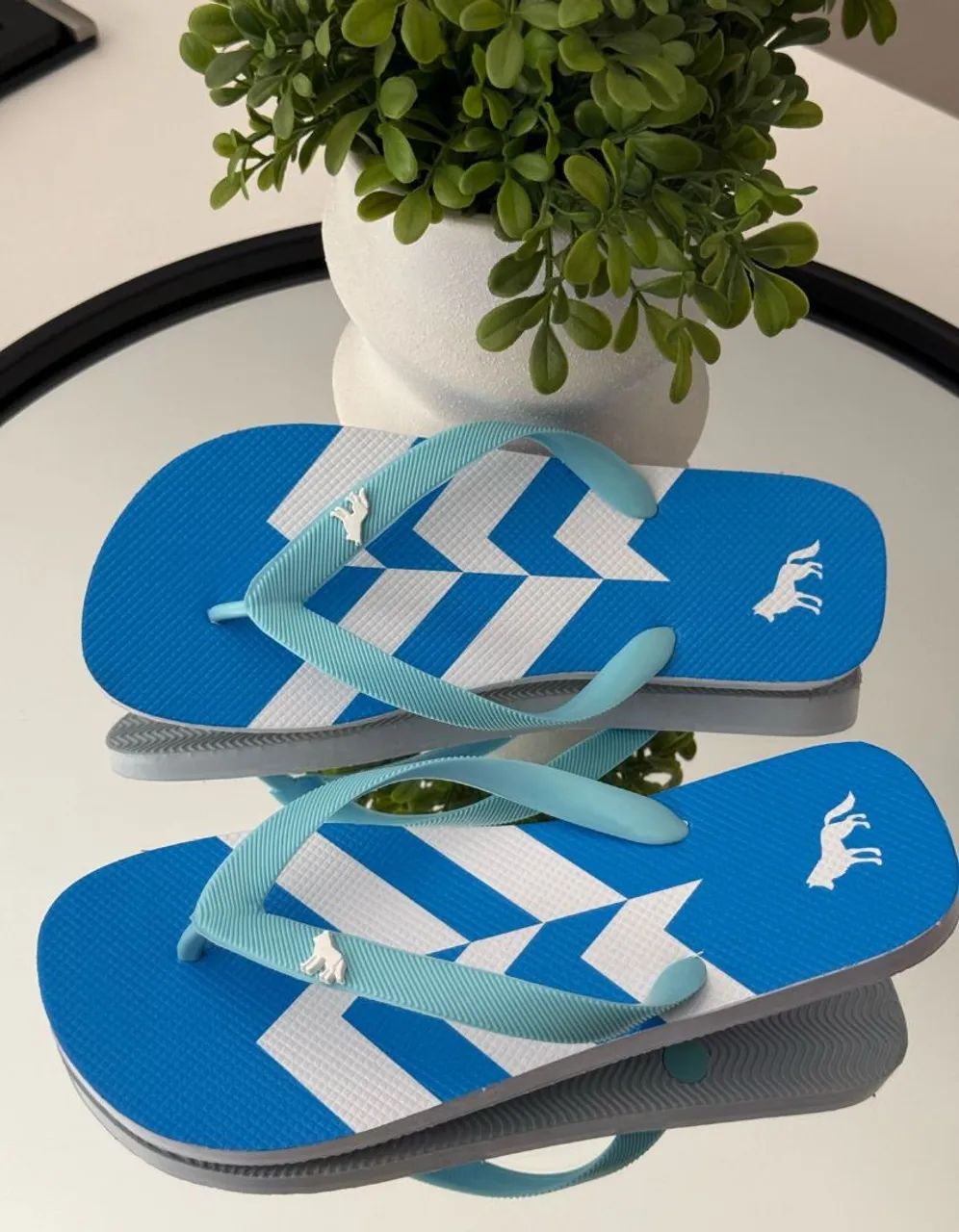 Chinelo Azul com Design Geométrico e Logotipo