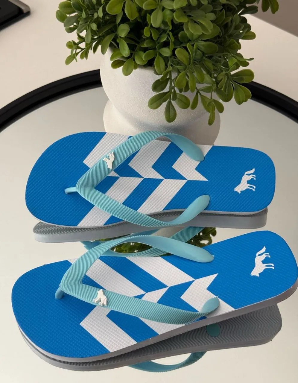 Chinelo Azul com Design Geométrico e Logotipo
