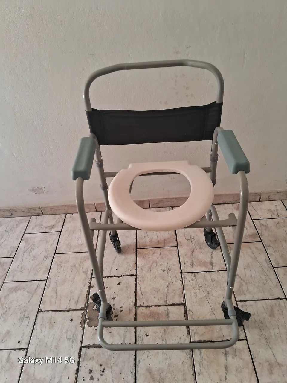 Cadeira de Banho com Rodas *