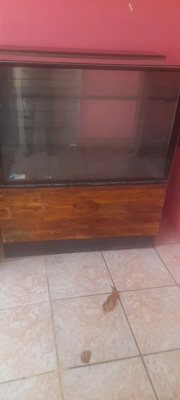 Expositor de salgados e pães. 