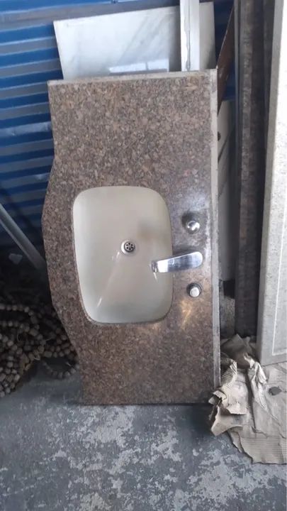 Lavatório de banheiro em excelente estado