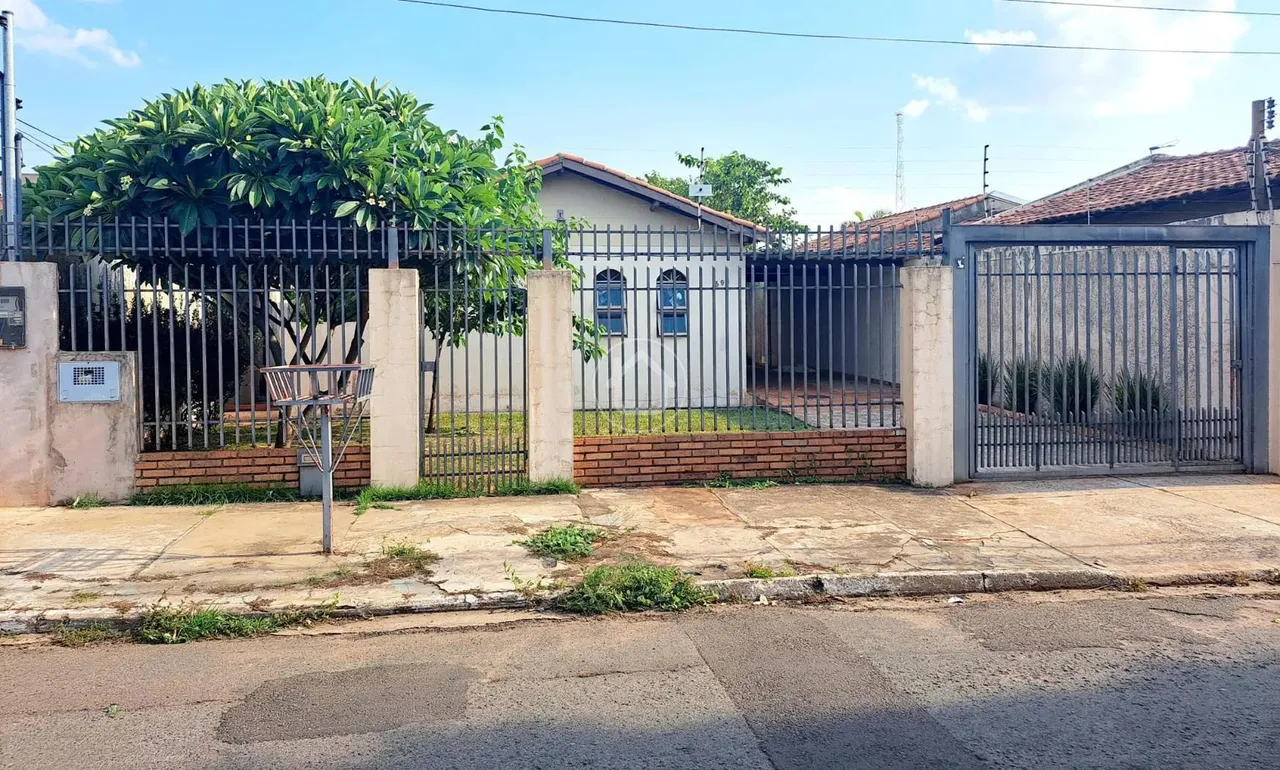 CASA COM 03 DORMITORIOS E 01 SUITE - FLAMBOYANT