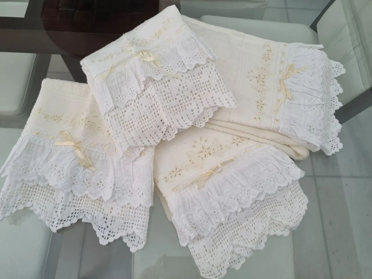 Jogo de toalhas de banho Karsten com renda bordada - Foto 3