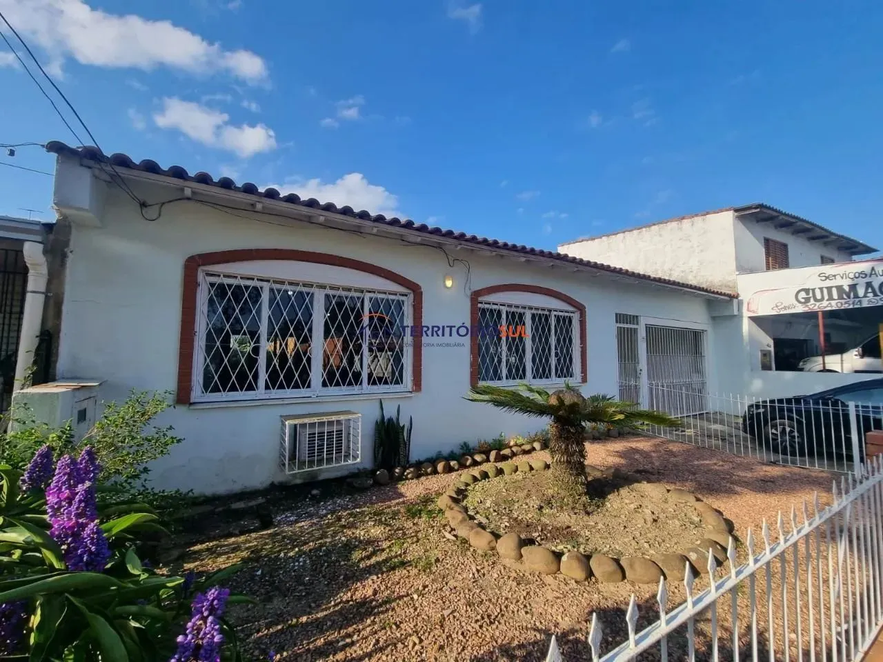 Casa Térrea com 4 Dormitórios e Piscina
