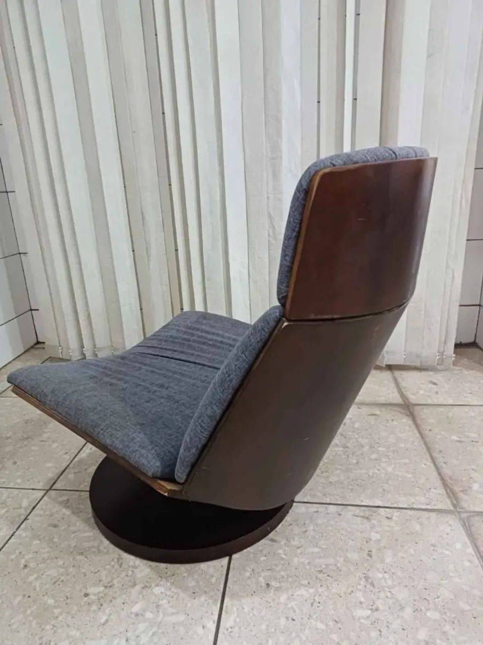 Poltrona de madeira revestida de linho - Foto 2