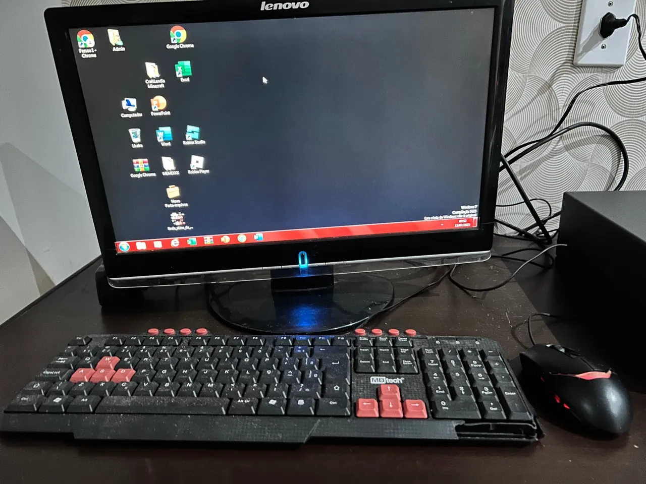 Computador e mesa