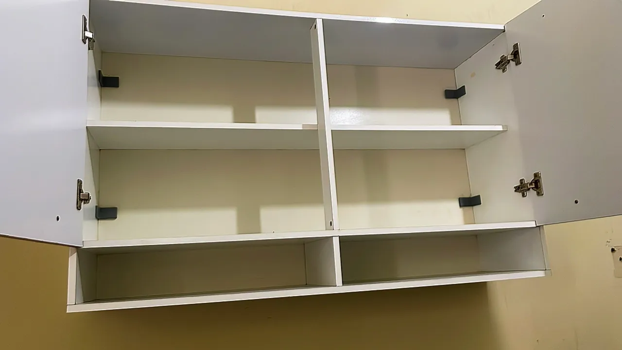 Armário Suspenso com Prateleiras