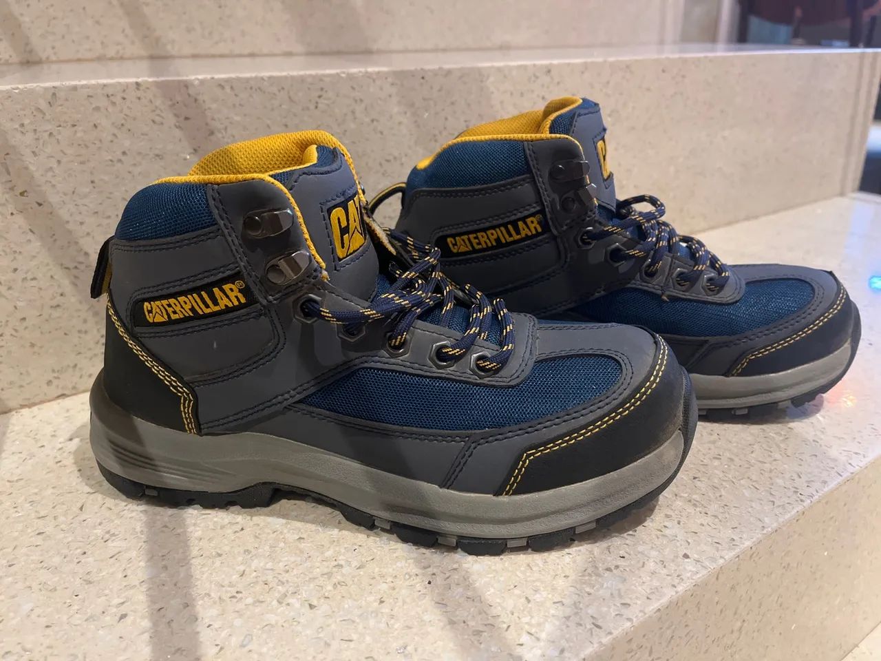 Bota Caterpillar CAT N:36 - Azul e Amarela - Foto 2