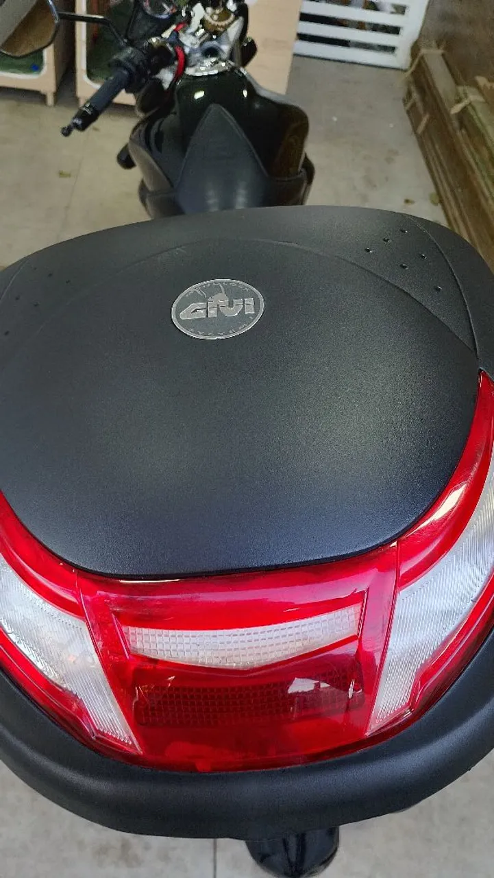 Baú GIVI com lanterna e refletor 30l