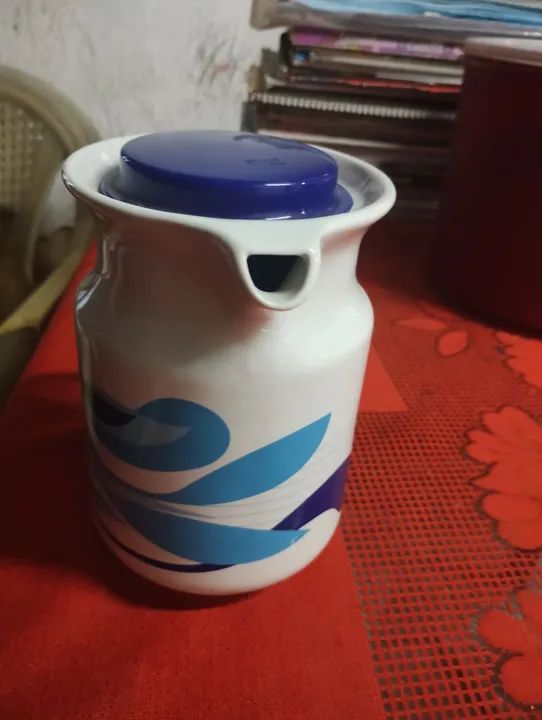 Conjunto de xícaras, pires e jarra de porcelana  - Foto 5