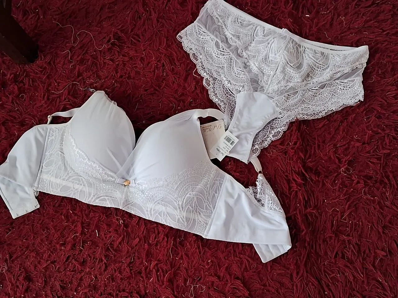 Conjunto de lingerie branco com detalhes em renda