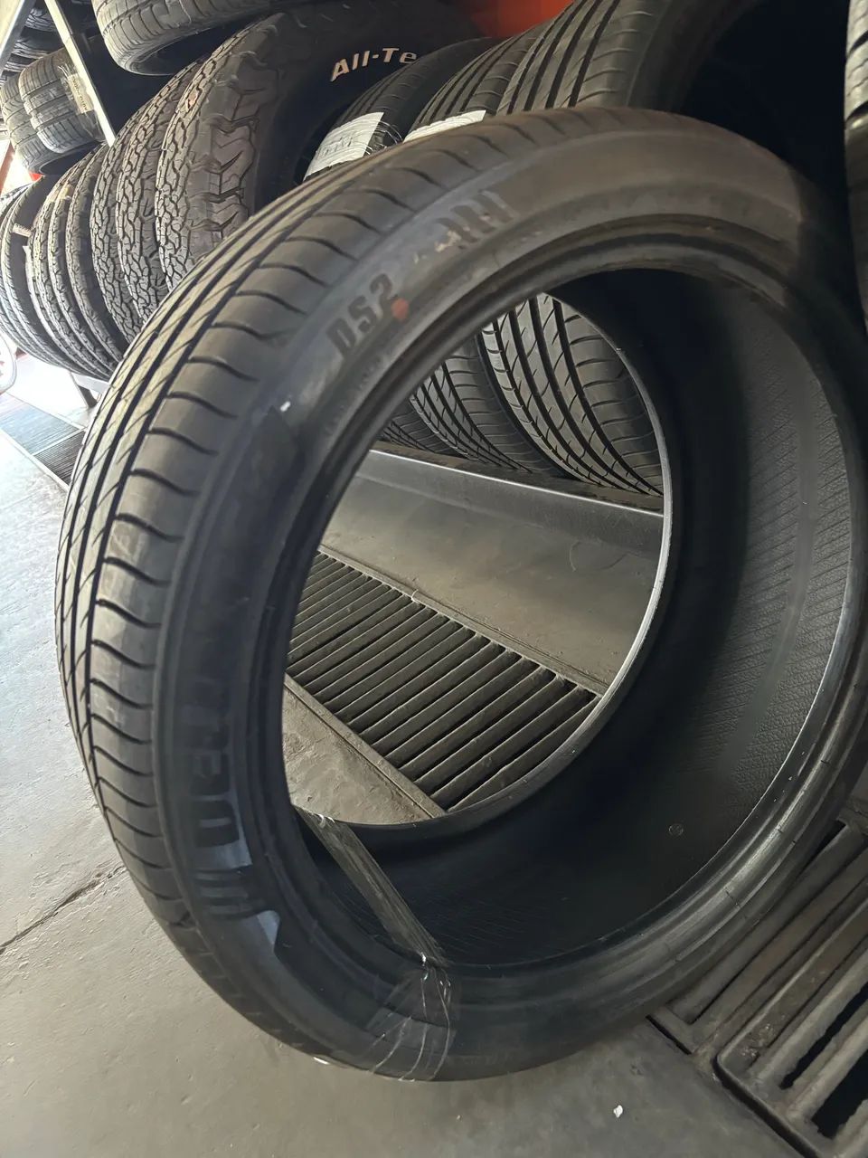Jogo Pneus Delinte 255/40 r20 novos - Foto 2