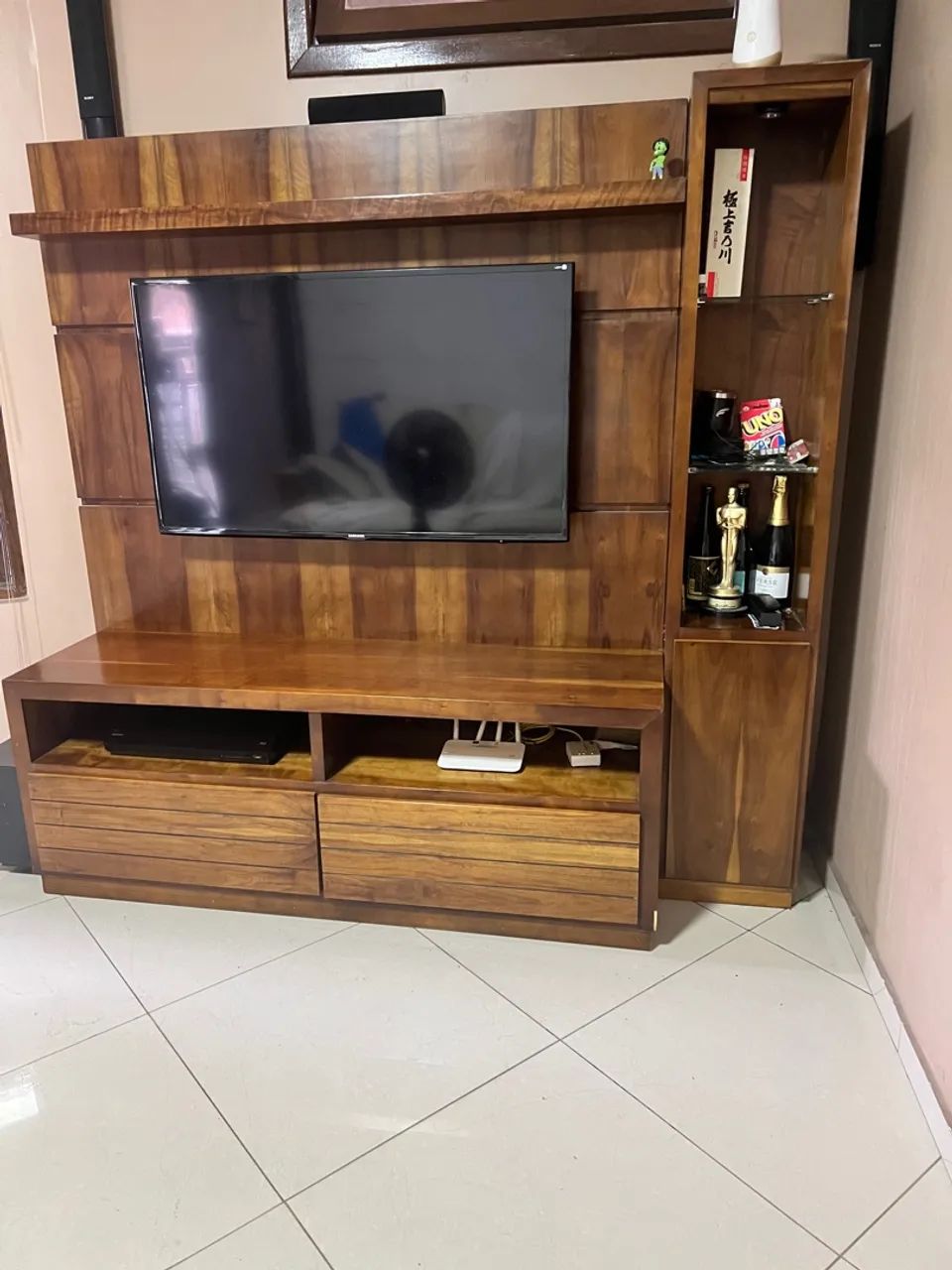 Móvel para TV em Madeira Impecável - Design Moderno