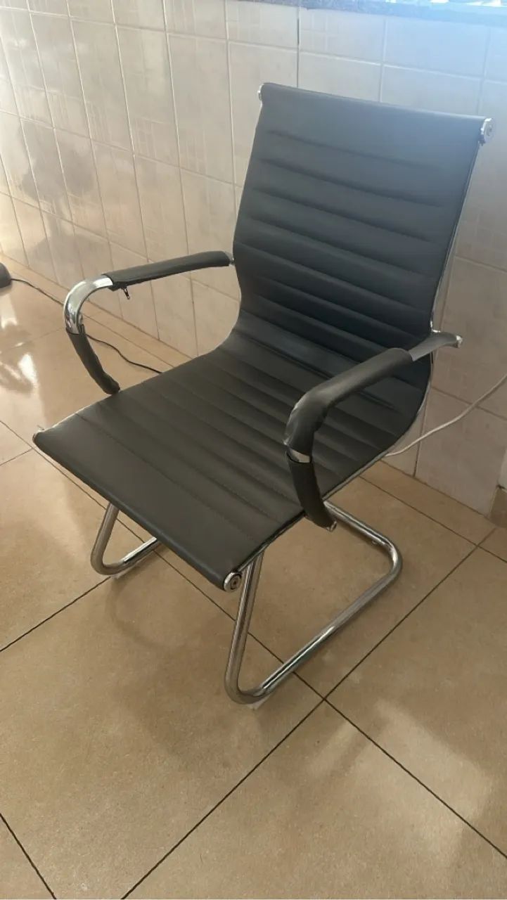 Cadeira em inox com corano.. novíssima.