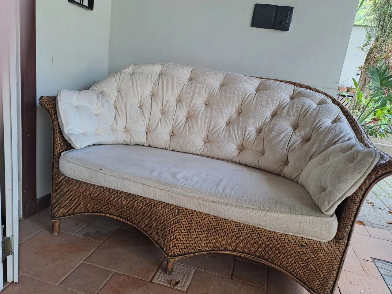 SOFÁ FIBRA NATURAL (2 lugares) importado de Bali com  estofado em capitone.  - Foto 5