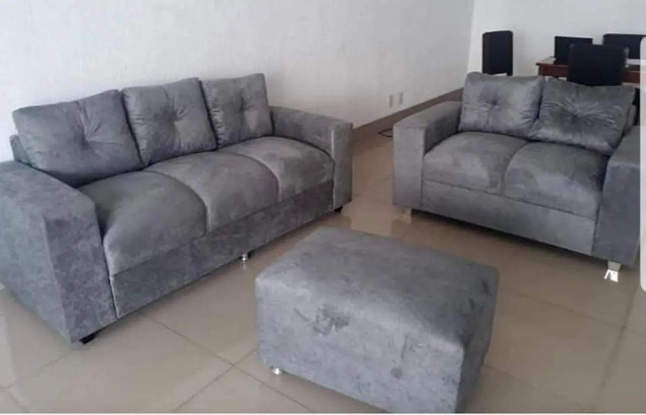 Conjunto de Sofás Cinza - 3 e 2 Lugares + Puff