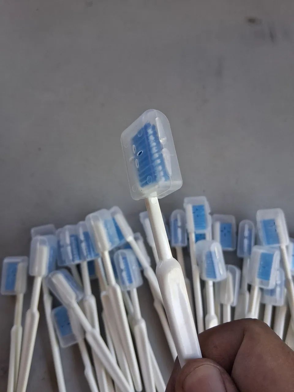 Escovas de dente novas com proteção  - Foto 4