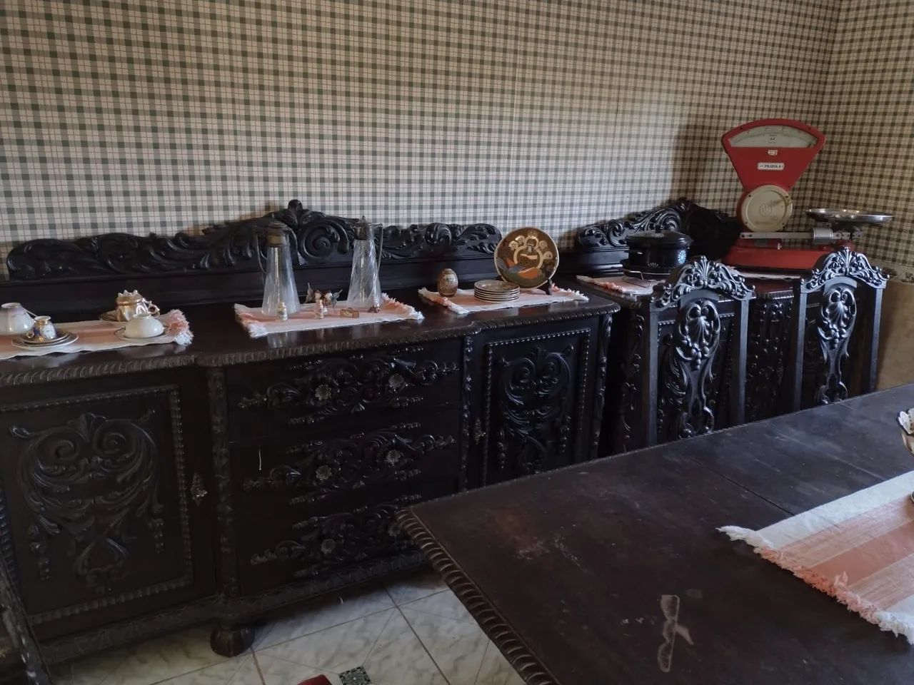 Móveis com mais de 100 anos, conjuntos completos.