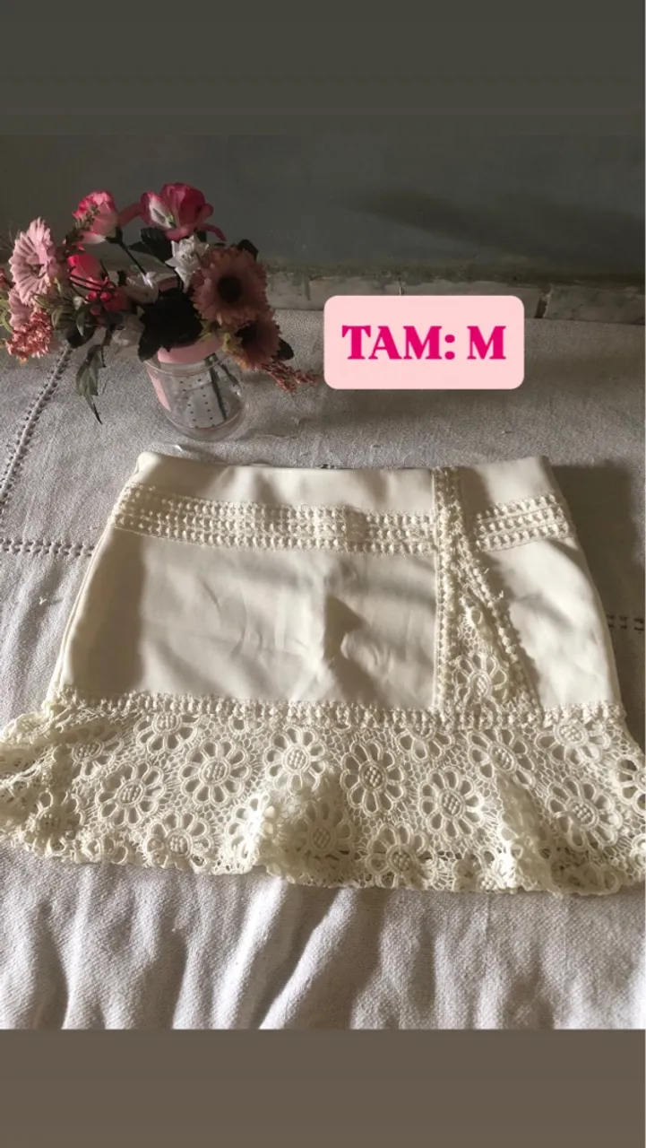 Saia Off White com Detalhes em Renda - Tamanho M