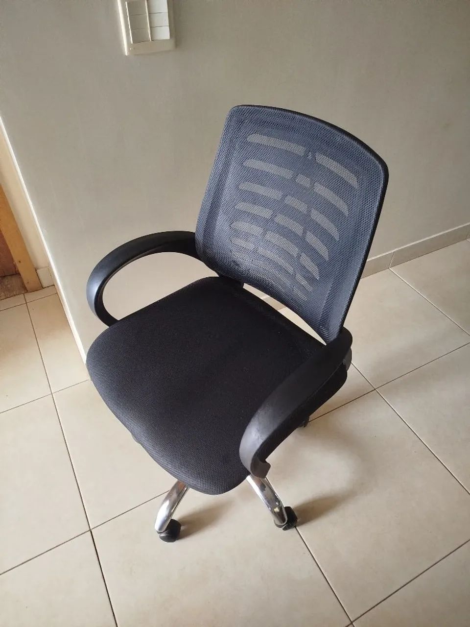 Cadeira de Escritório Giratória com Rodinhas (Reclinável, Ajustável e Confortável) - Foto 3