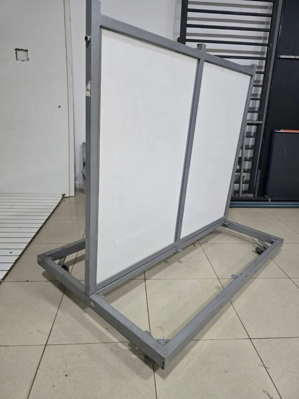 Quadro Branco Móvel com Rodas - 120x110 cm
