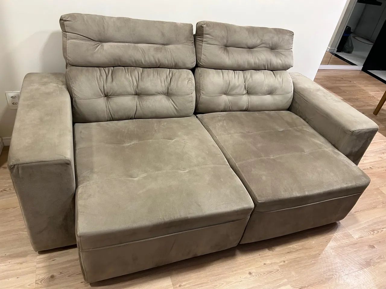 SOFÁ RETRÁTIL E RECLINÁVEL SUEDE BEGE  - Foto 2