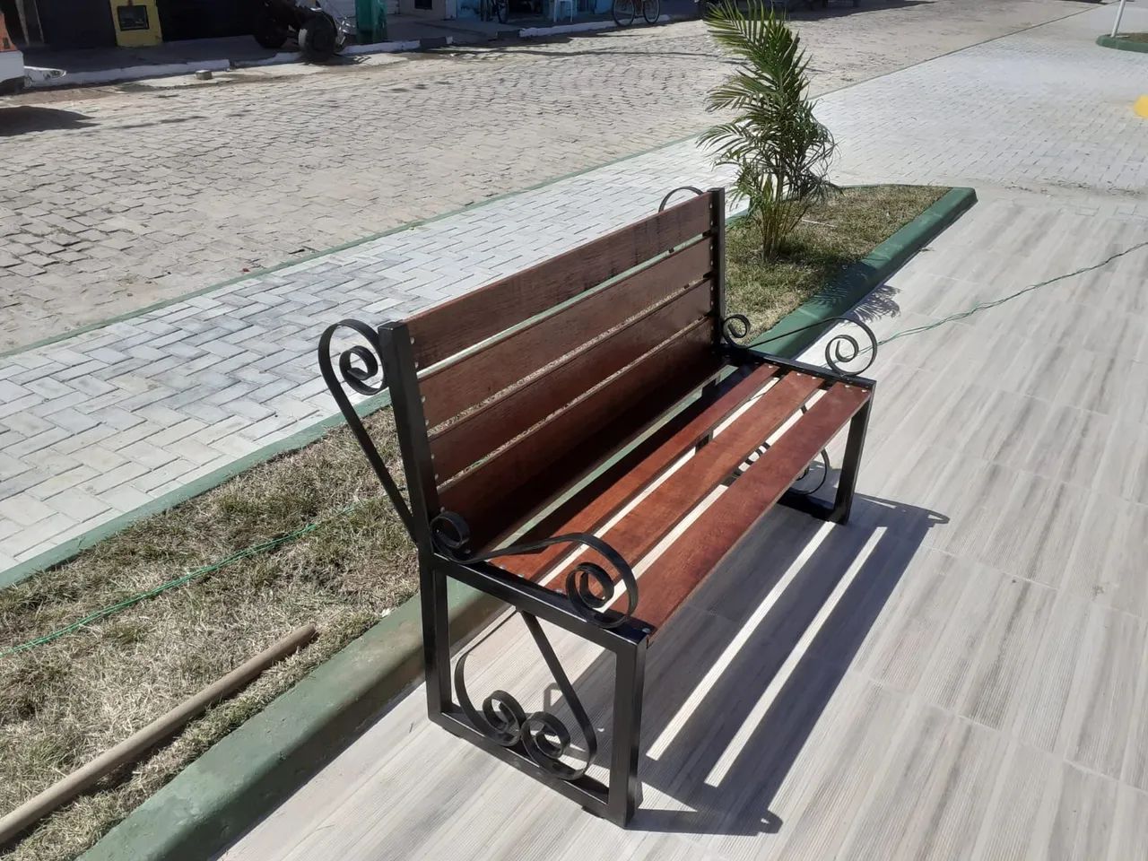 Banco de Ferro com Assento de Madeira - Foto 4