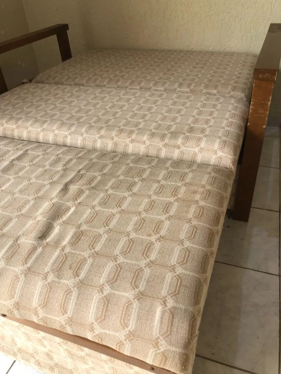Sofá-cama dois lugares - Madeira de altíssima qualidade - Foto 4